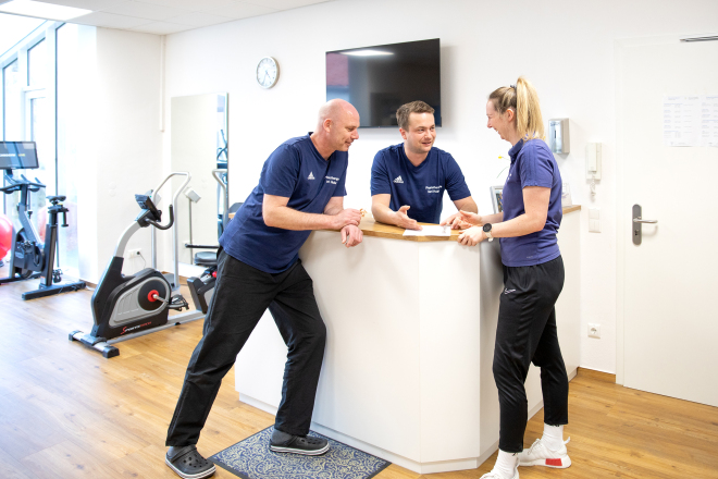 Team der Physiopraxis Huber im Eingangsbereich des Kursraums